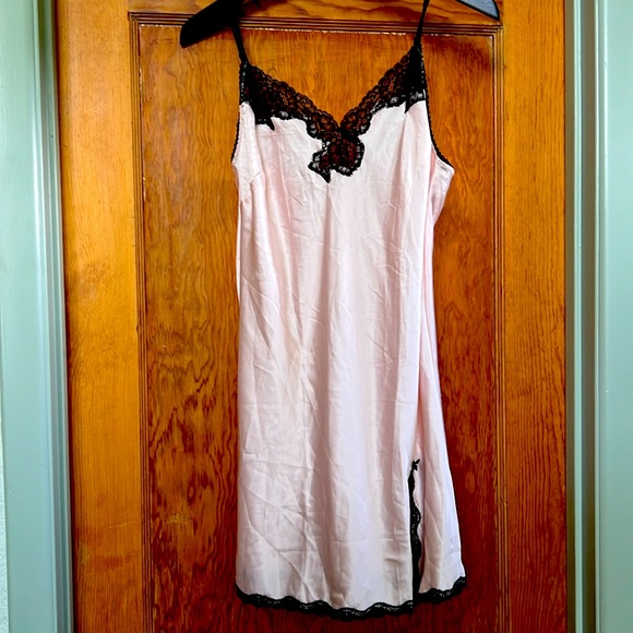 VICTORIA'S SECRET VINTAGE RARE Pink Satin Lace Chemise Slip lingerie Size Large - Picture 1 of 9